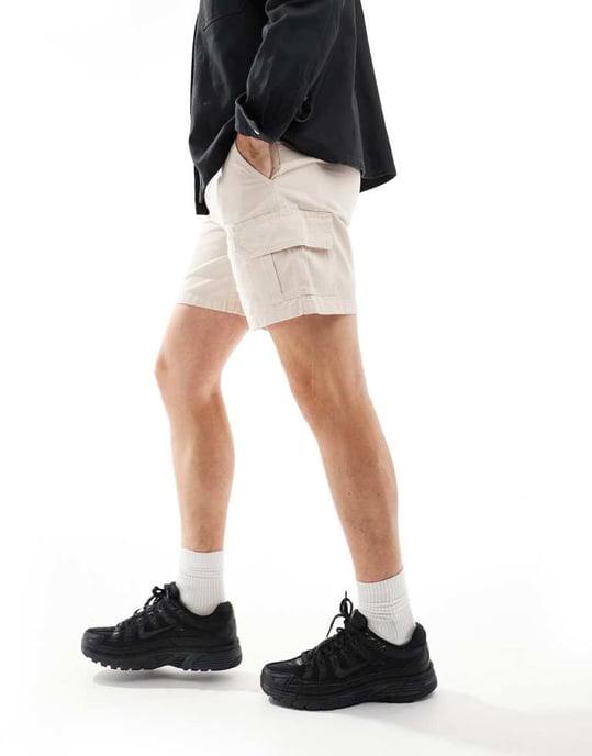 ASOS DESIGN passform cargoshorts i stenbeige - Image 3