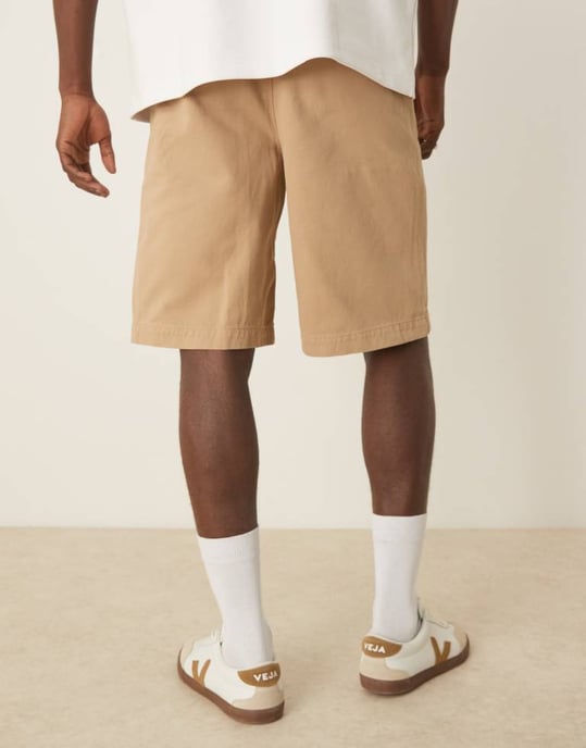ASOS DESIGN långa plisserade shorts med dubbla dartar i beige - Image 2