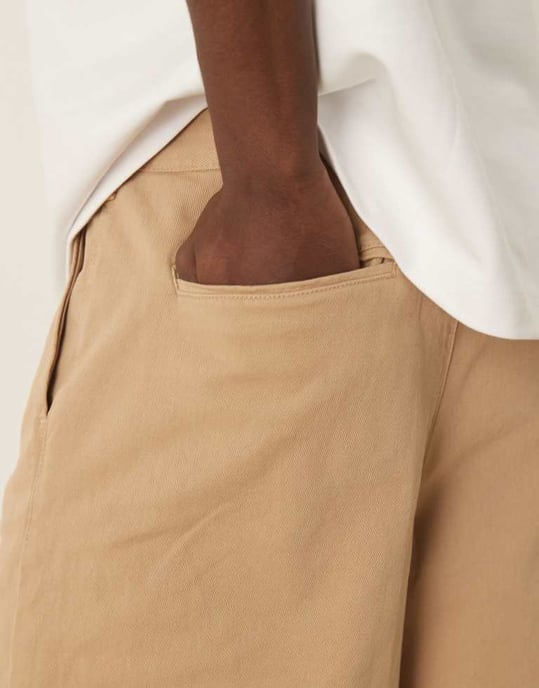 ASOS DESIGN långa plisserade shorts med dubbla dartar i beige - Image 4