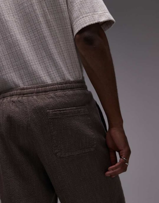 Topman avslappnad passform texturerad shorts i brun - Image 3