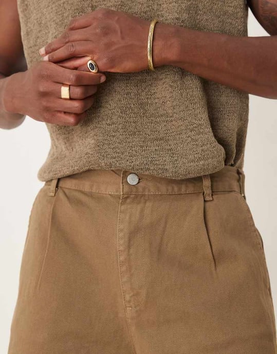 ASOS DESIGN lång shorts med veck och dubbel söm i tan - Image 2