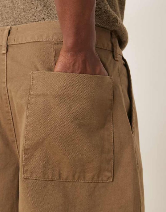 ASOS DESIGN lång shorts med veck och dubbel söm i tan - Image 4