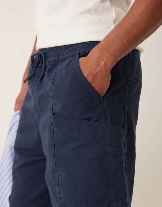 ASOS DESIGN långa cargo shorts i marinblå - Image 2