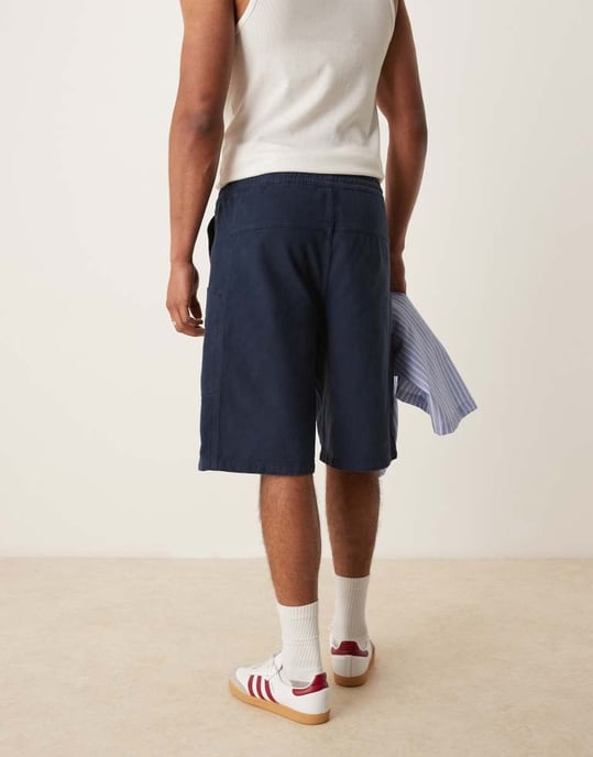 ASOS DESIGN långa cargo shorts i marinblå - Image 3