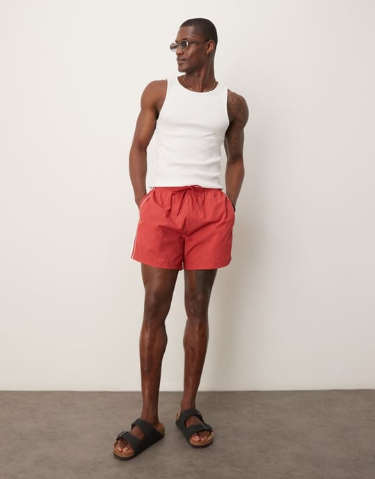 Abercrombie & Fitch avslappnad shorts med kontrasterande sidremsa i röd - Image 2