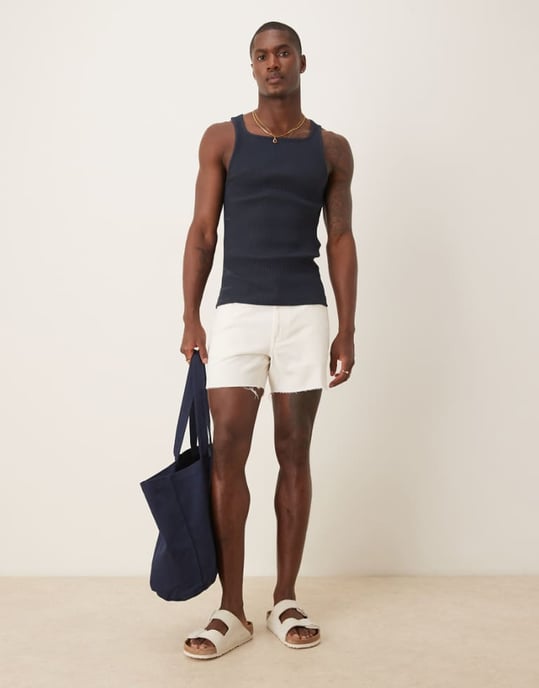 ASOS DESIGN kortare slim denimshorts med revor i vitt - Image 1