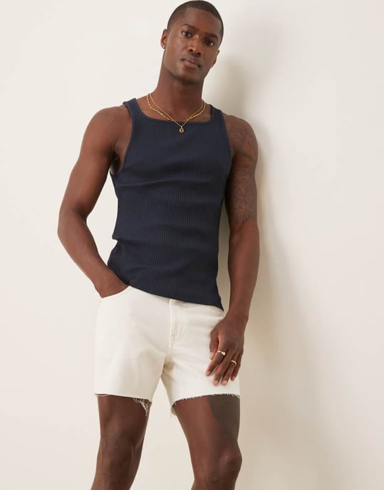 ASOS DESIGN kortare slim denimshorts med revor i vitt - Image 2