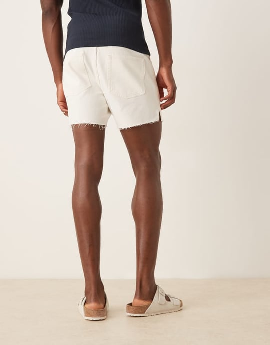 ASOS DESIGN kortare slim denimshorts med revor i vitt - Image 4