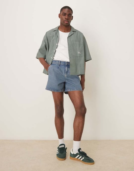 ASOS DESIGN korta slim denimshorts med veck i mellanblått tvätt - Image 1