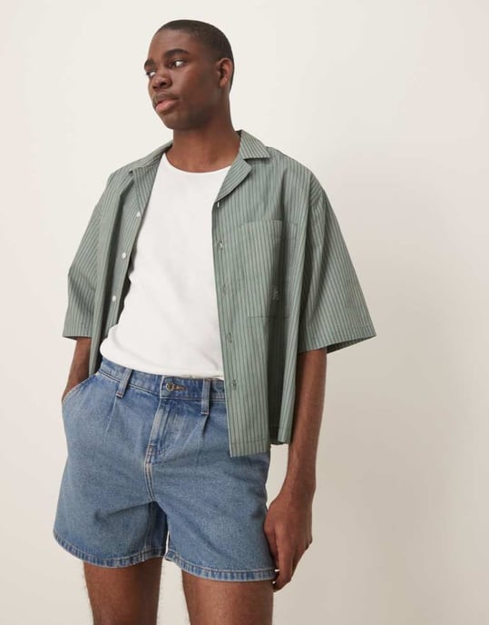 ASOS DESIGN korta slim denimshorts med veck i mellanblått tvätt - Image 2