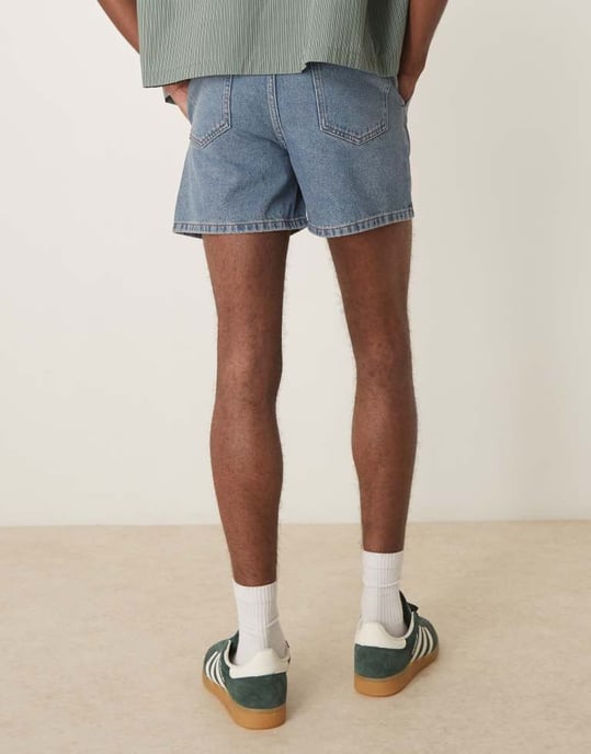 ASOS DESIGN korta slim denimshorts med veck i mellanblått tvätt - Image 3