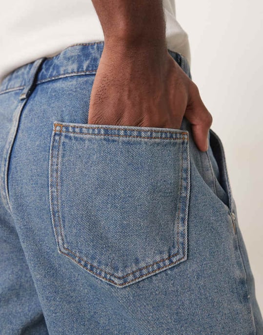ASOS DESIGN korta slim denimshorts med veck i mellanblått tvätt - Image 4