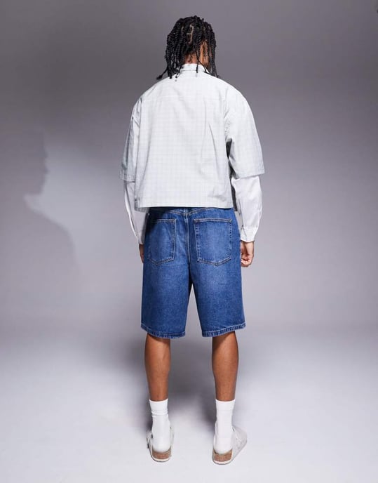 ASOS DESIGN längre längd denimjorts i medelblå ttvätt - Image 2