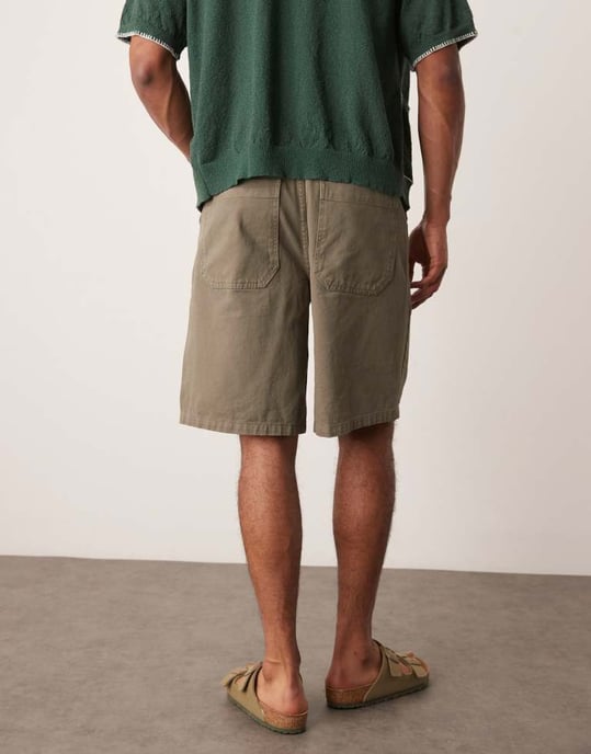 ASOS DESIGN långa plisserade shorts i khaki - Image 2