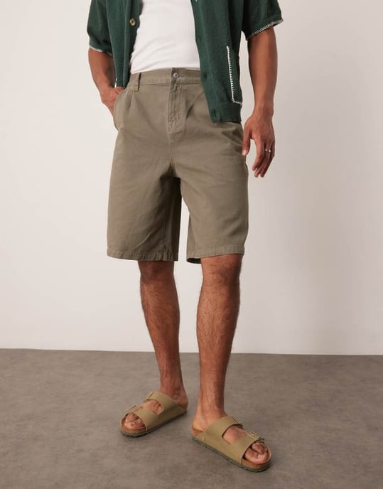 ASOS DESIGN långa plisserade shorts i khaki - Image 3