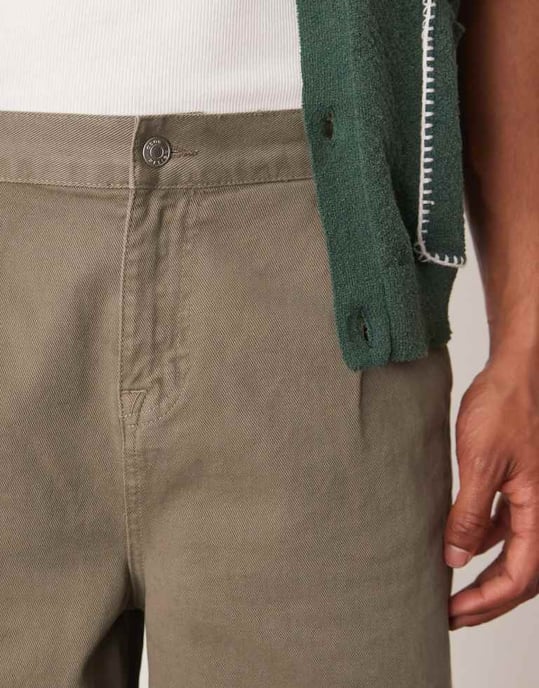 ASOS DESIGN långa plisserade shorts i khaki - Image 4