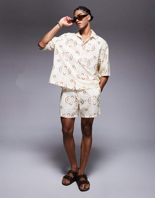 ASOS DESIGN co-ord shorts i mid längd med geometriskt mönster i beige - Image 1