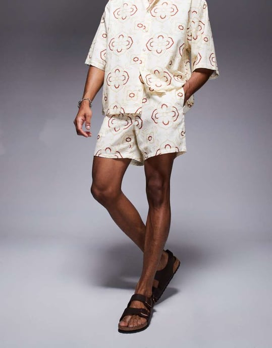 ASOS DESIGN co-ord shorts i mid längd med geometriskt mönster i beige - Image 2