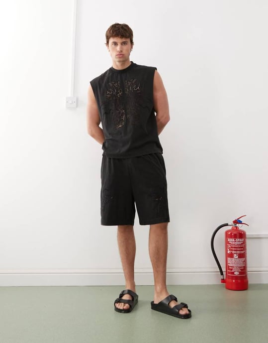 Veckodags koordinerade shorts med broderie anglais-detalj i off-black - Image 1