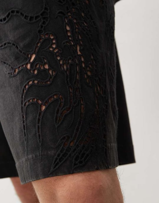 Veckodags koordinerade shorts med broderie anglais-detalj i off-black - Image 3