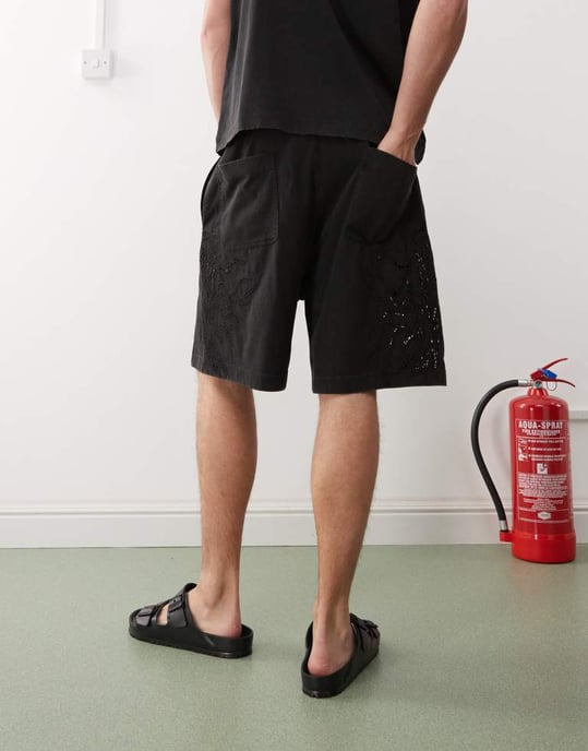 Veckodags koordinerade shorts med broderie anglais-detalj i off-black - Image 4