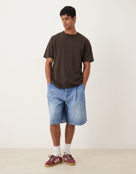 ASOS DESIGN lång längd dubbel-veckad denimjorts i medelblå tvätt - Image 1