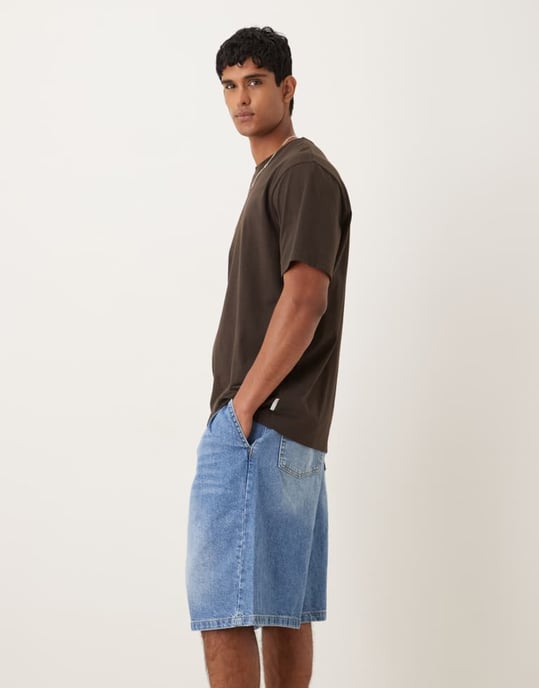 ASOS DESIGN lång längd dubbel-veckad denimjorts i medelblå tvätt - Image 3