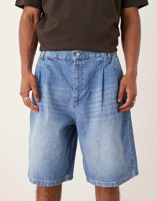 ASOS DESIGN lång längd dubbel-veckad denimjorts i medelblå tvätt - Image 4