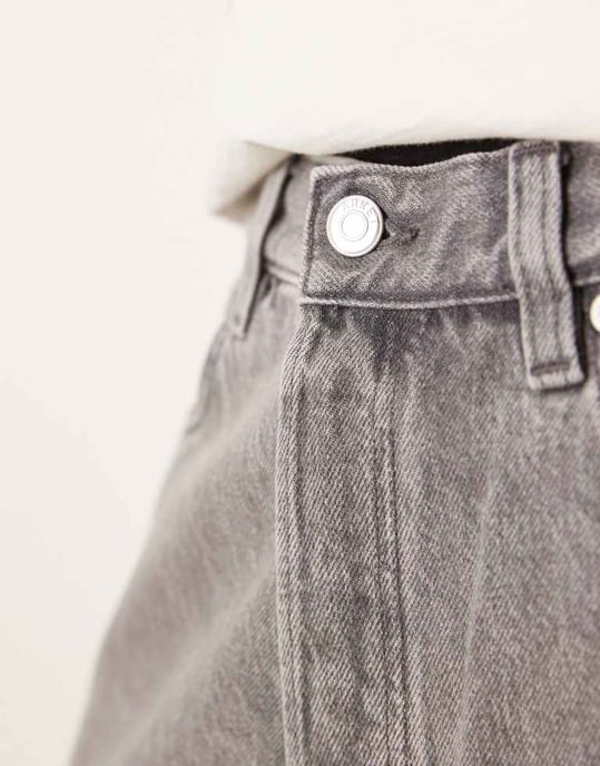 ARKET midja medellång passform denimshorts i tvättad grå - Image 2
