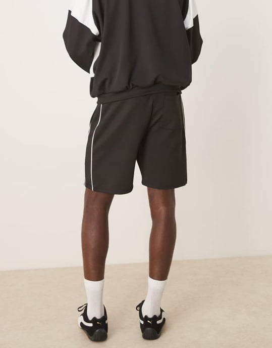 ASOS DESIGN oversized scuba-liknande tygshorts med tryck i svart co ord - Image 4