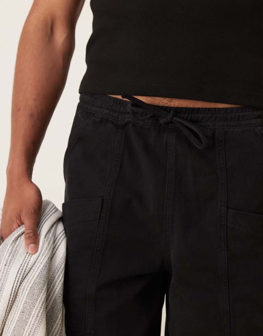 ASOS DESIGN långa cargoshorts med midja i svart - Image 2