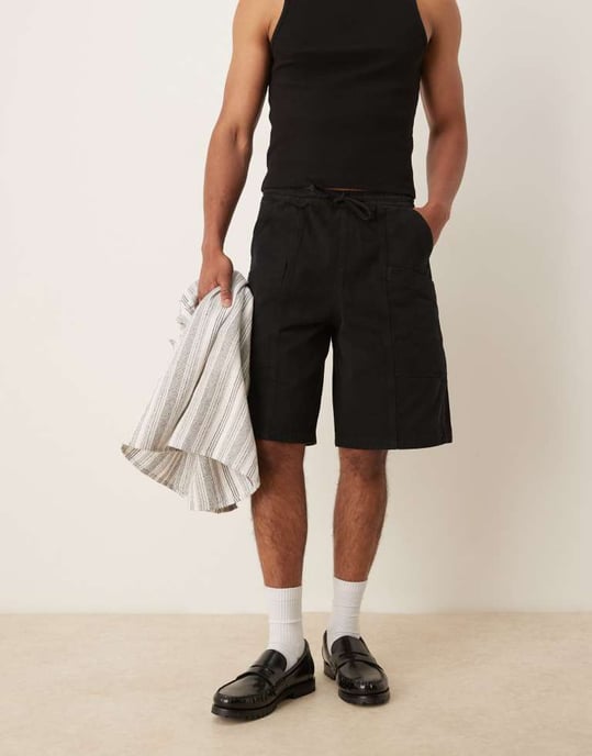 ASOS DESIGN långa cargoshorts med midja i svart - Image 3