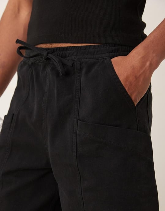 ASOS DESIGN långa cargoshorts med midja i svart - Image 4