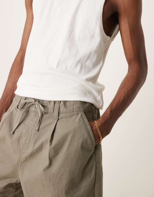 ASOS DESIGN vida kortare shorts i khaki med veck och dragsko - Image 2