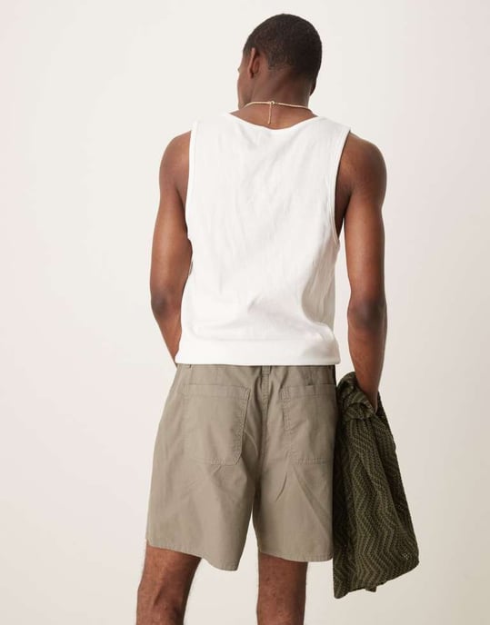 ASOS DESIGN vida kortare shorts i khaki med veck och dragsko - Image 3
