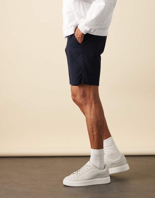 ASOS DESIGN smal chinoshorts i regular längd i marinblått - Image 2