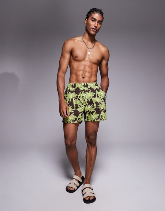 ASOS DESIGN badshorts i kort längd med brunt palmtryck - Image 2