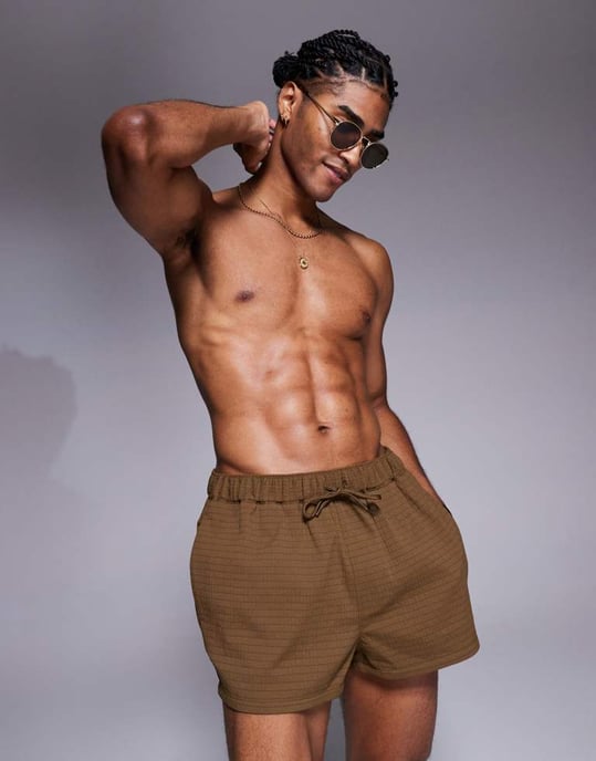 ASOS DESIGN texturerade badshorts i superkort längd i brun - Image 2