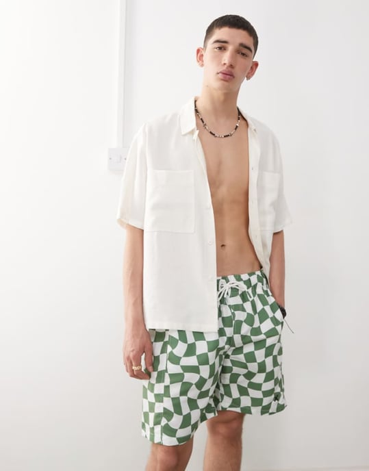 COLLUSION rutigt badshorts i khaki - Image 1