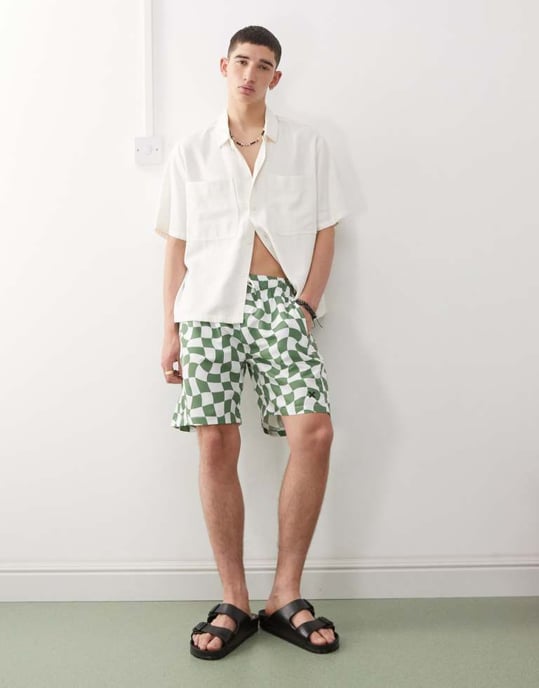 COLLUSION rutigt badshorts i khaki - Image 2