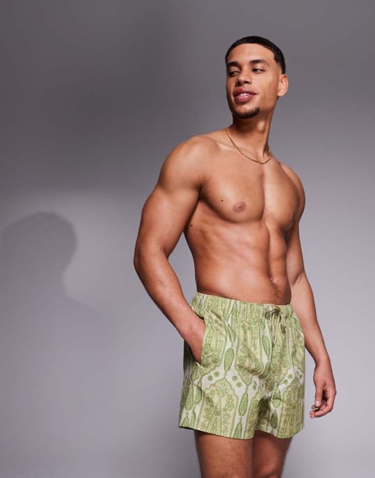 ASOS DESIGN badshorts i kort längd med grönt paisleymönster - Image 1