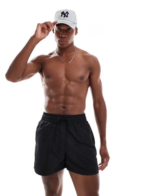 New Era simshorts i svart - Image 1