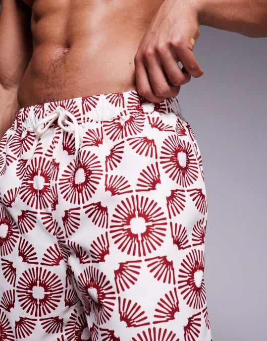 ASOS DESIGN badshorts i medellängd med geometrisk tryck i stenfärg - Image 4