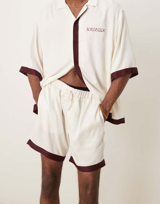 ASOS DESIGN matchande shorts i medellängd med kantmönster i beige - Image 4