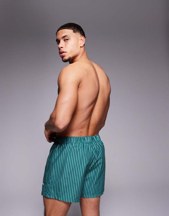 ASOS DESIGN badshorts i kort längd i grön rand med placeringstryck - Image 4