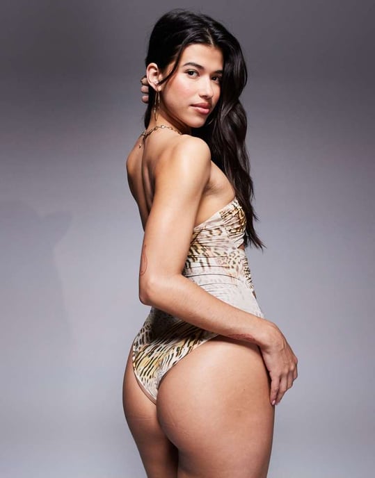 ASOS DESIGN Brooke twist front bandeau baddräkt med detaljer i leopardmönster - Image 2