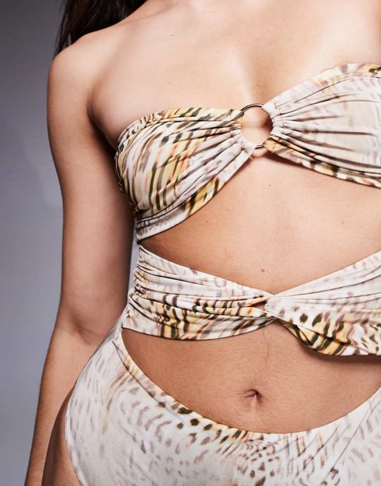 ASOS DESIGN Brooke twist front bandeau baddräkt med detaljer i leopardmönster - Image 3