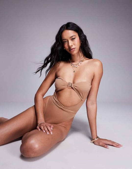 ASOS DESIGN Sue bandeau baddräkt med swirl-detaljer i ljusbrun - Image 1