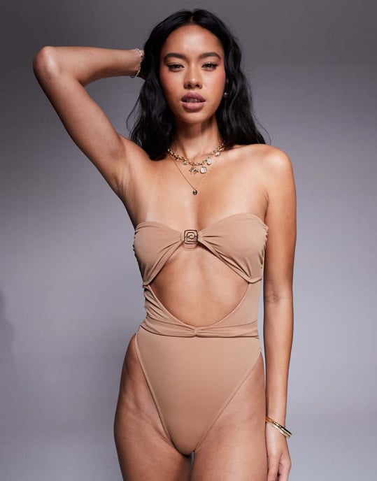 ASOS DESIGN Sue bandeau baddräkt med swirl-detaljer i ljusbrun - Image 2