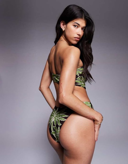 ASOS DESIGN Vida bandeau baddräkt med detaljer i palmtryck - Image 2